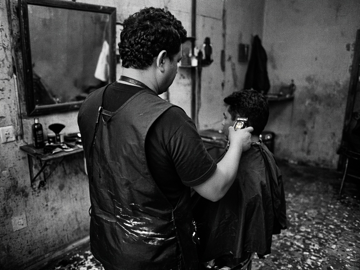 Barbero trabajando en un local de Lima