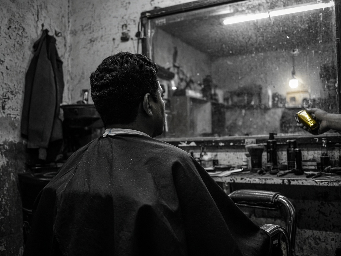 Cliente en una barbería de barrio en Lima